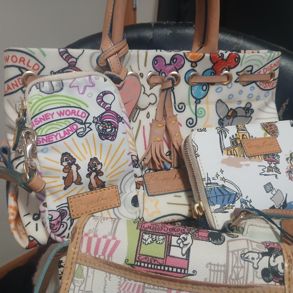 6♡ Disney Dooney & Bourke|| Crossbody Bags, Purse, And Wallets "SKETCH STYLE" - Picture 3 of 4